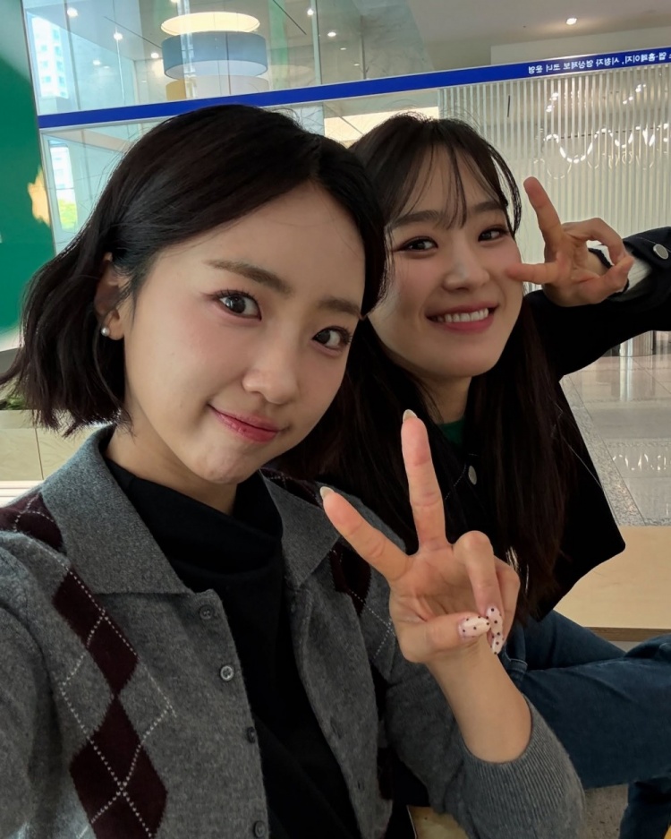 LCK主持裴惠智晒照：留在相册里的可爱日常💛💚💛