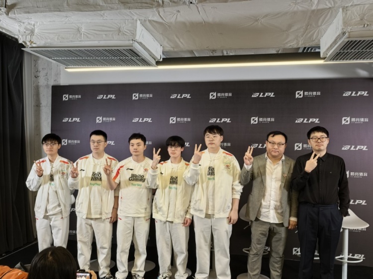 WBG赛后群访 Xiaohu：中路对决各有千秋 队友打的更好一点