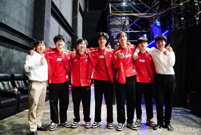 WE主教练赛后分享合照:打职业是6强中单,现在是6强教练,合理!