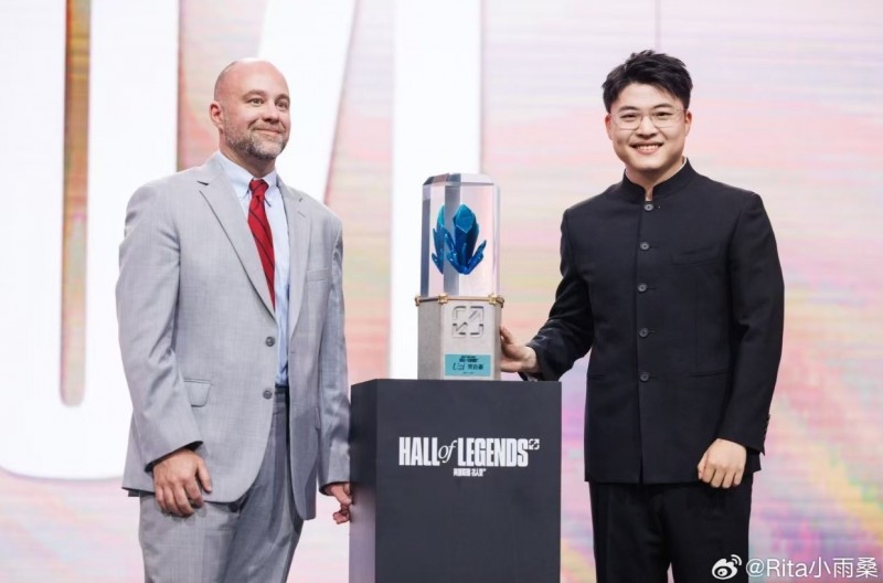 Rita晒照:恭喜UZI!🎉现场见证荣耀时刻!