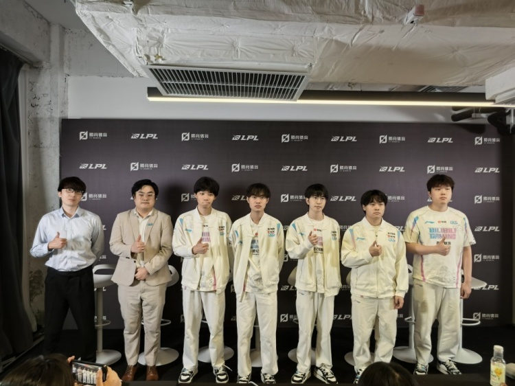 BLG赛后群访 Bin:我们信守承诺干掉了下面的队 希望决赛打的精彩