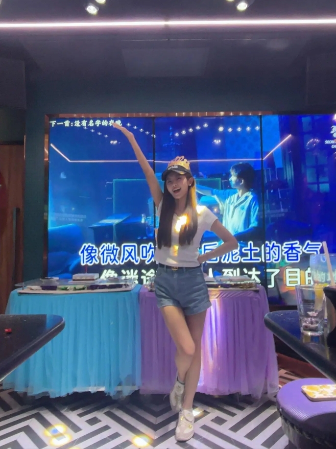 运动风这一块!LPL官方主持泱泱分享生日照片:今天🎂