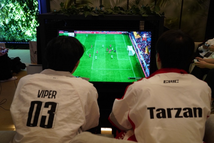 HLE晒出Viper在沙特碰面老队友合照:老朋友Tarzan/圣枪哥