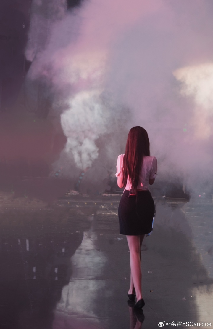 管哥也叫姐姐吗?余霜晒照白T包臀裙搭配小眼镜更有韵味 配文:今日穿搭是:姐姐