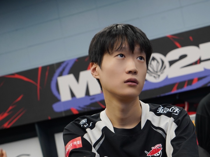 真的假的?豆瓣爆料香克斯中场抽烟环节压力被狂喷:队友很可怜了 场外闻二手三手烟