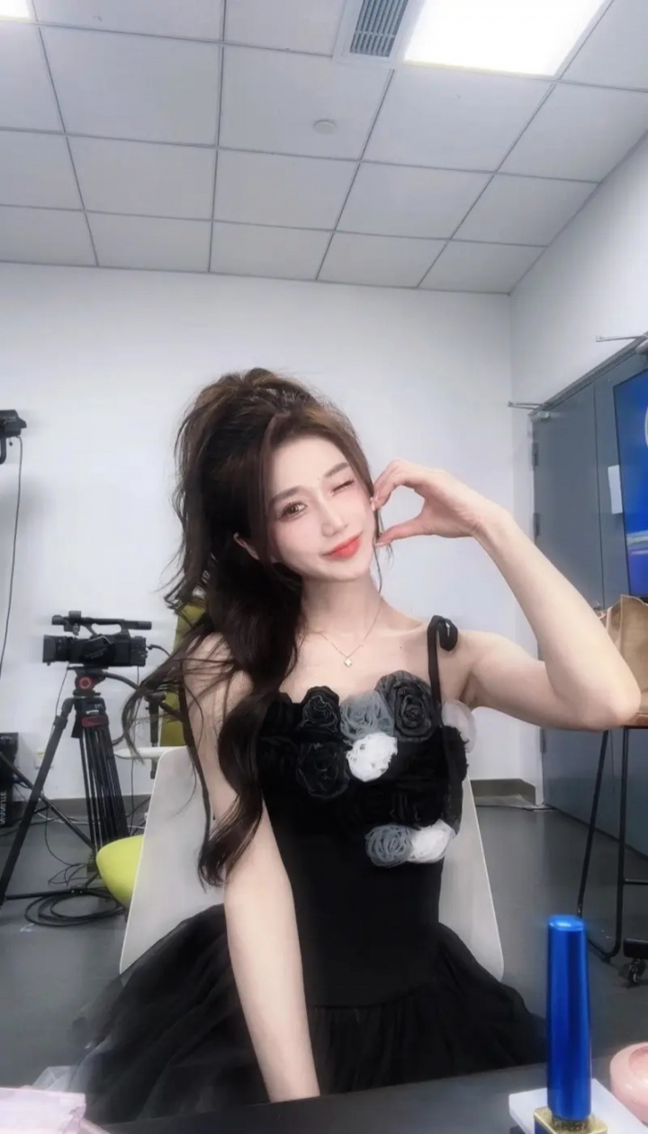 主持小悠晒照：今日份下班卡🎉 恭喜TT！HOYA他太团队了