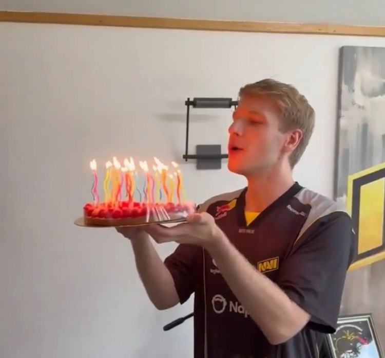 Jankos转发NAVI为其庆生：我这年纪，蛋糕都不够空间插蜡烛