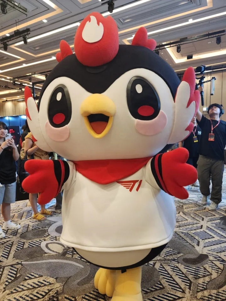 双冠AD还要兼职人偶啊?网传昨日Gumayusi亲自扮演T1吉祥物玩偶