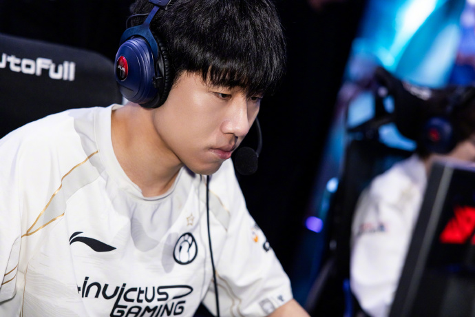 你今天也不太干净啊!Gala对线劣势团战冒进 两局收下10-7-16数据