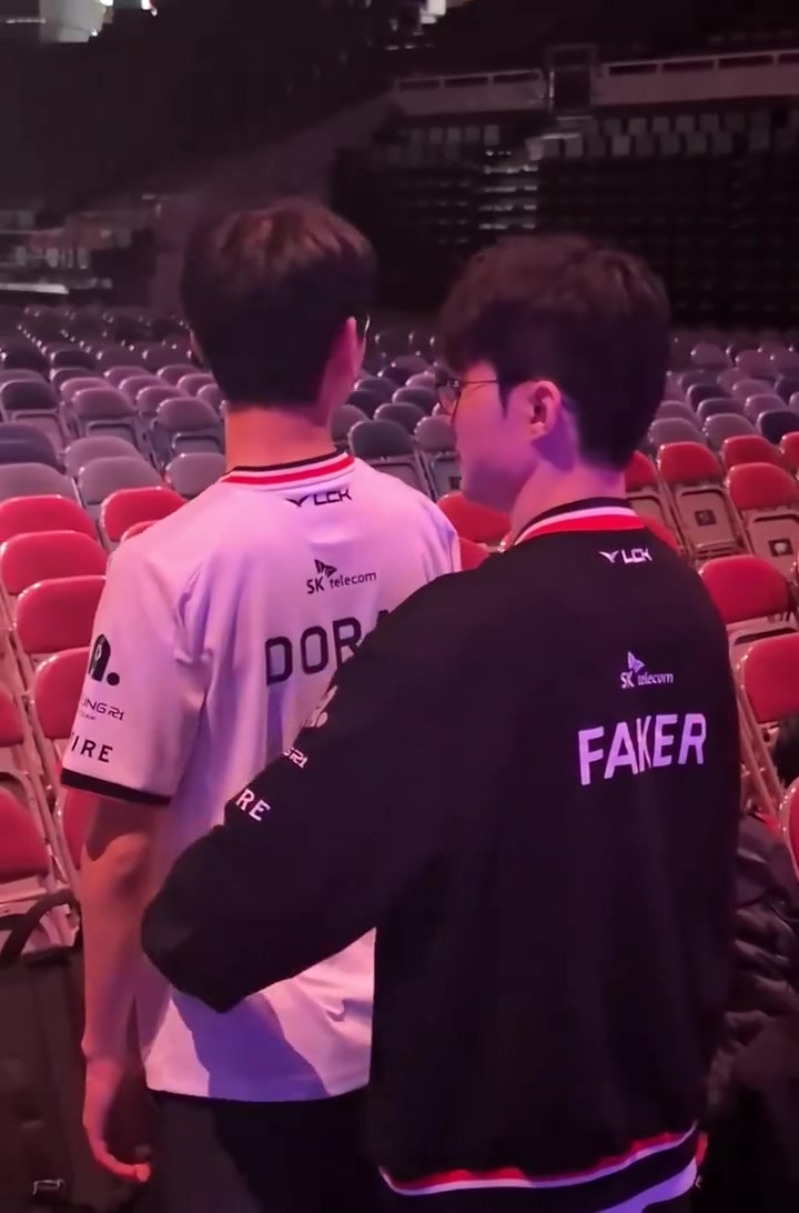 LOL官方发布Faker为Doran按摩腰的视频：团队凝聚力建设