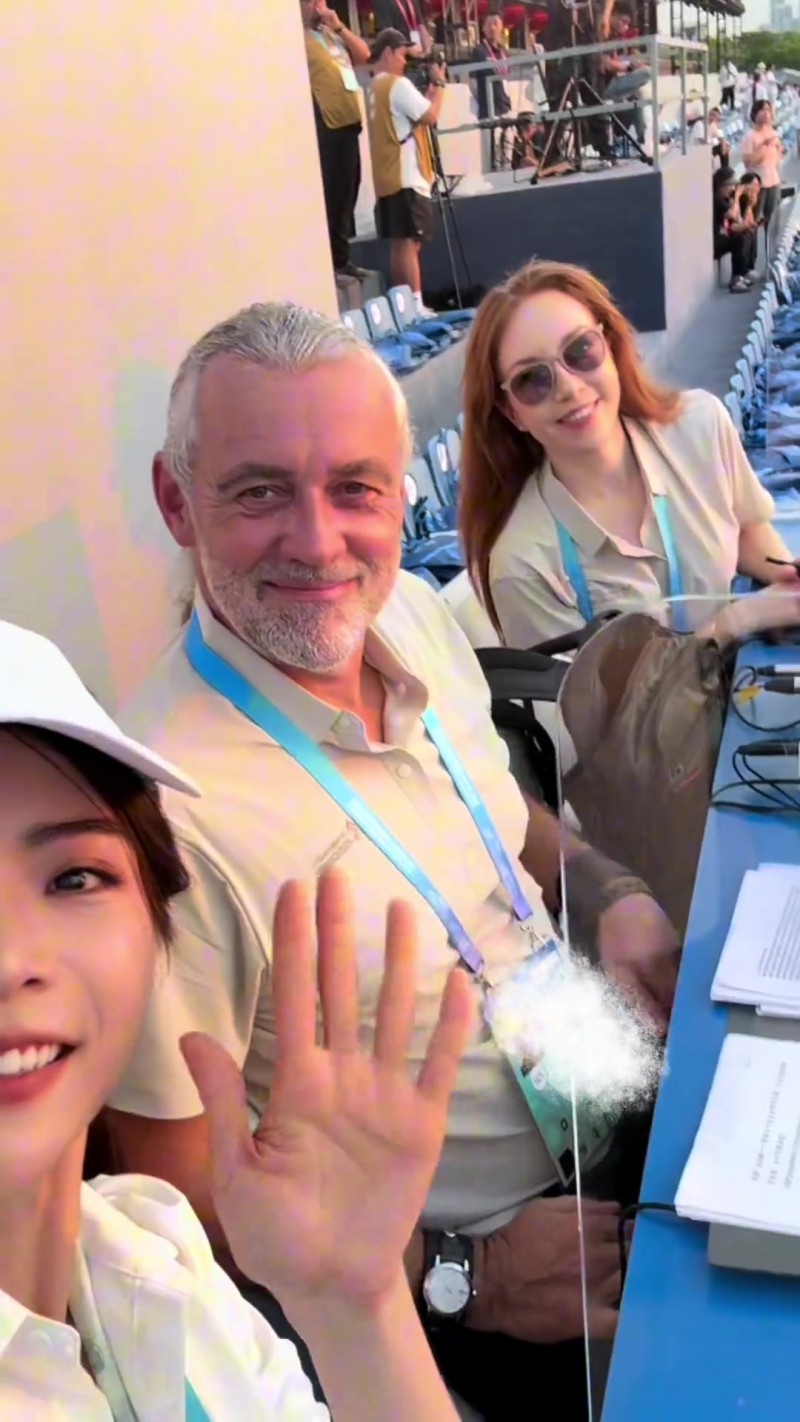 霜姐也是走起来了！余霜更新抖音视频分享自己前往世运会参与工作