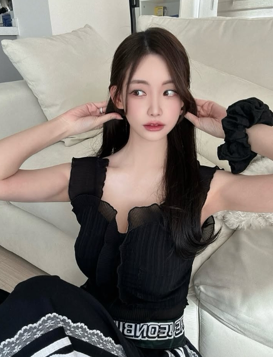 PUBG美女主持郭敏善晒照：成为韩国国脚宋旼奎未婚妻之后更有韵味了！