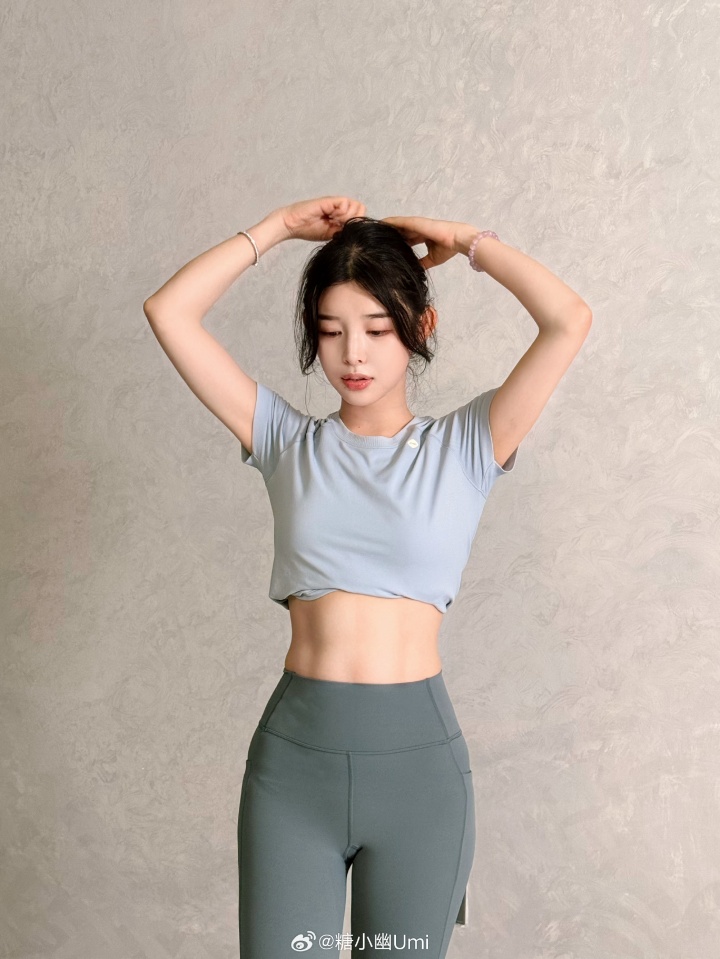 糖小幽晒出身材美照:给大家表演一个用头倒立吧~~~