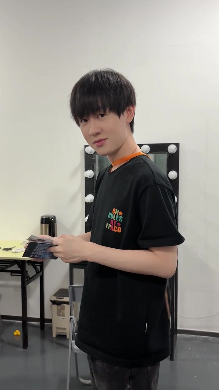 Ming分享季后赛打工花絮视频：和朋友们玩得很开心！