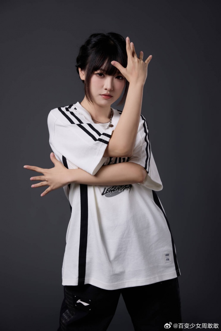 主持周敢敢更博晒照:你喜欢哪个Pose?