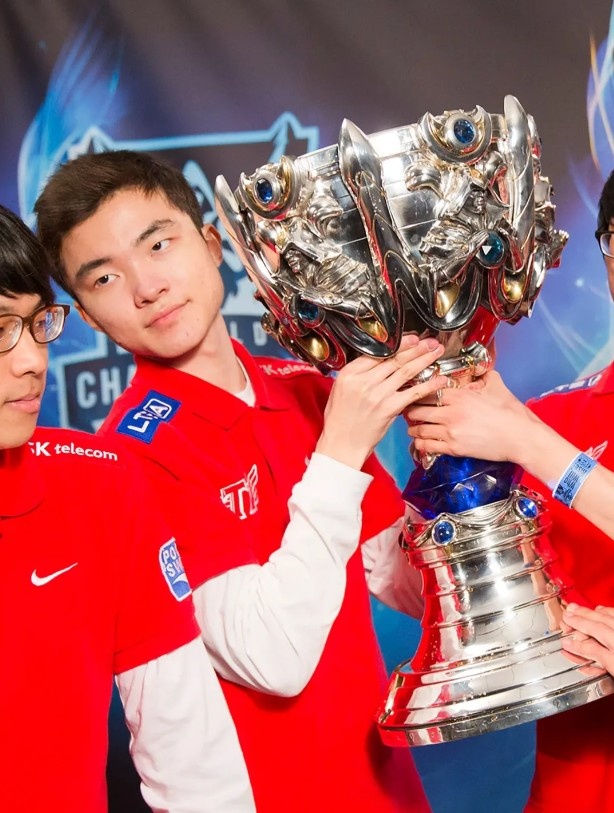 赛事官方分享Faker历年S赛决赛阶段照片：GOAT🐐