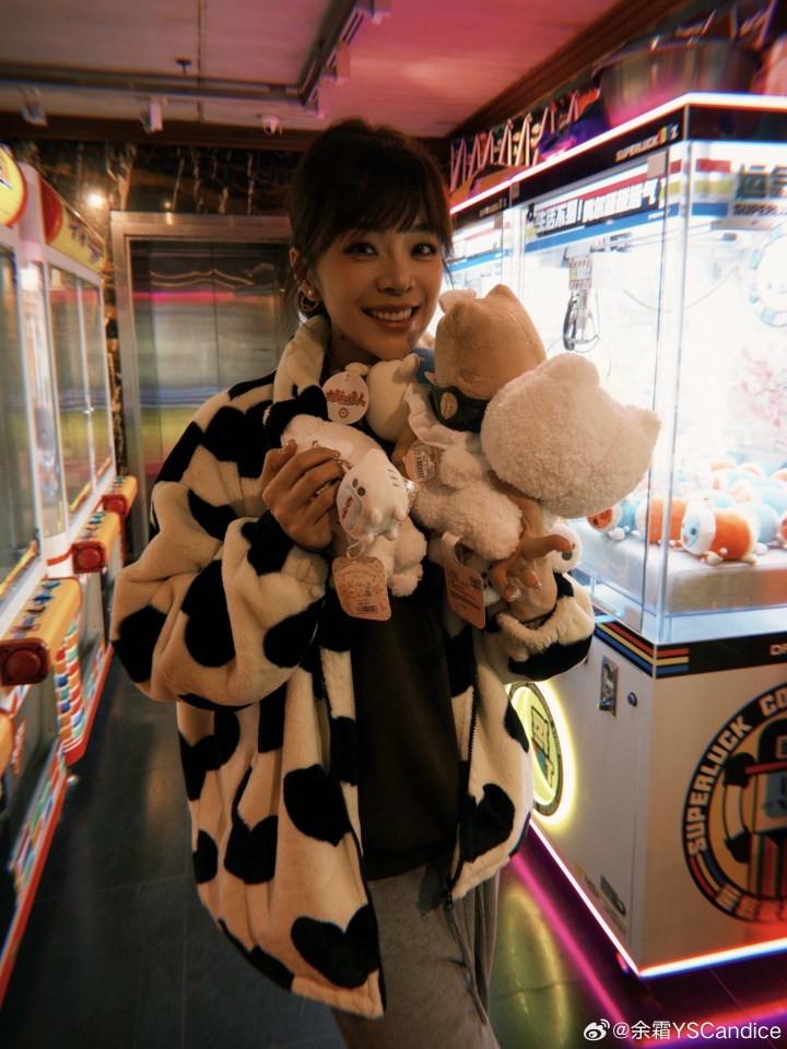 不是,这么多娃娃?LPL女主持余霜晒照:手拿把掐!!