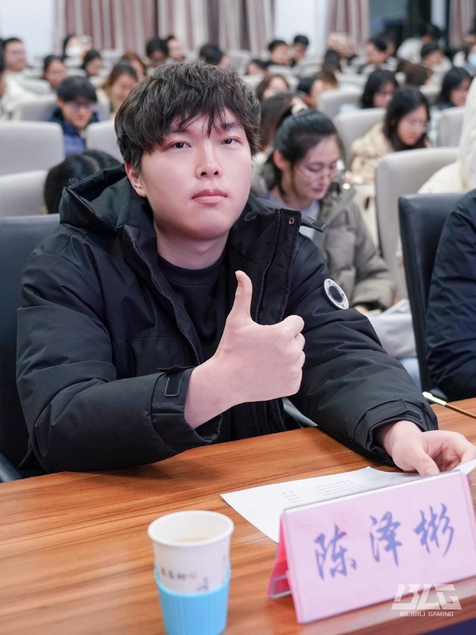 BLG晒与山西大联动活动返图：双眼皮+减肥Bin有点小帅