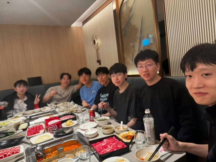 AL官方分享选手团建:26AL海底捞 整整齐齐