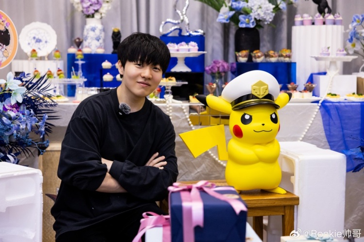 Rookie晒照：🔛第十一年，我们一起前行，一起加油