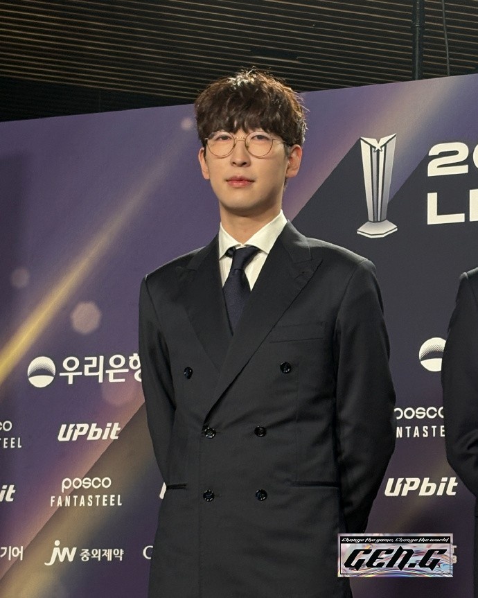 GEN官方晒颁奖返图：闪耀LCK Awards✨感谢所有支持我们的粉丝！