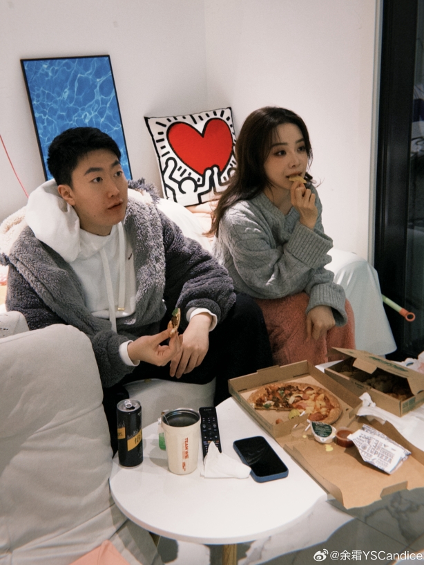 余霜晒照：下班回家看球