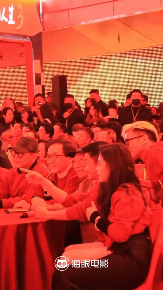 成龙与《镖人》剧组合照！成龙李连杰吴京一众武打巨星齐同框