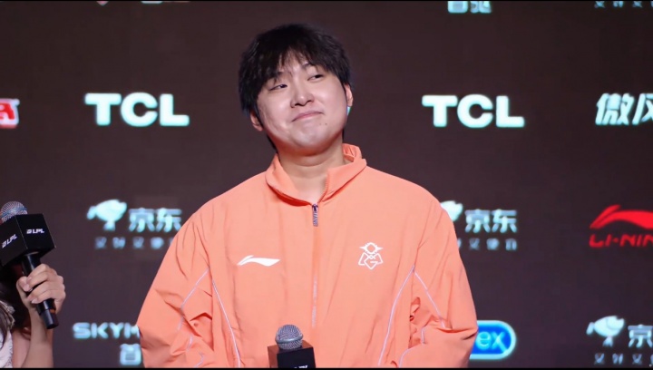 OMG上单Hery赛后采访期间情绪失控：眼含热泪，多个问题无法回答