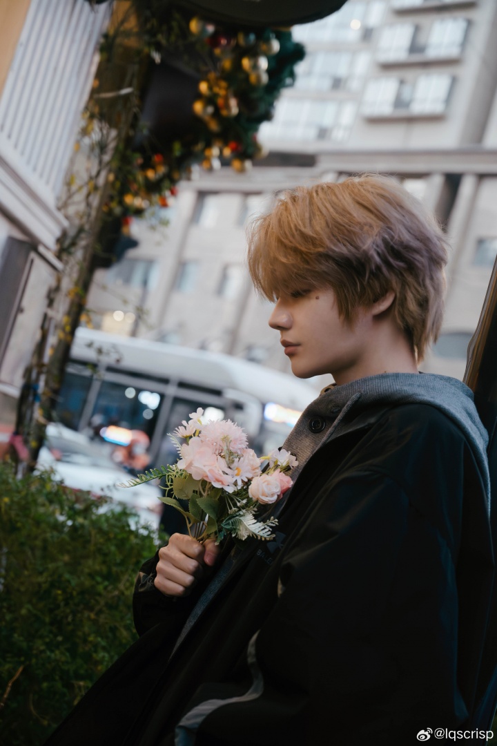 和Bin哥高下立判!Crisp晒照:电子榨菜冒泡