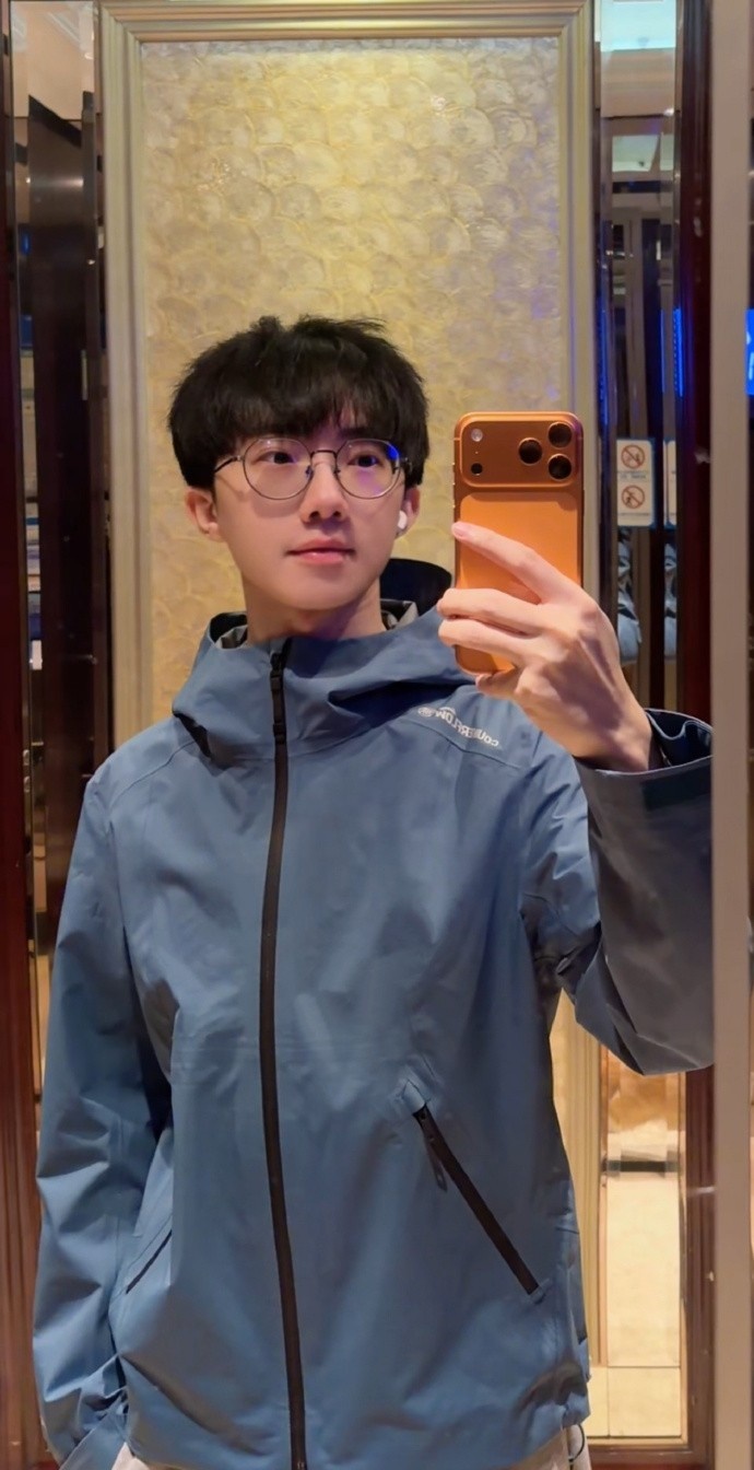 zzr晒照:你在问我吗?我上身李宁万龙甲 手上是iPhone17 ProMax