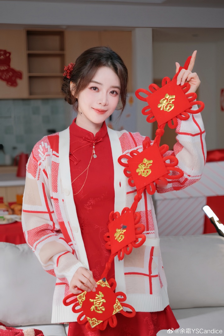 典雅端庄 雍容华贵！LPL女主持余霜晒照：给大家拜年咯！