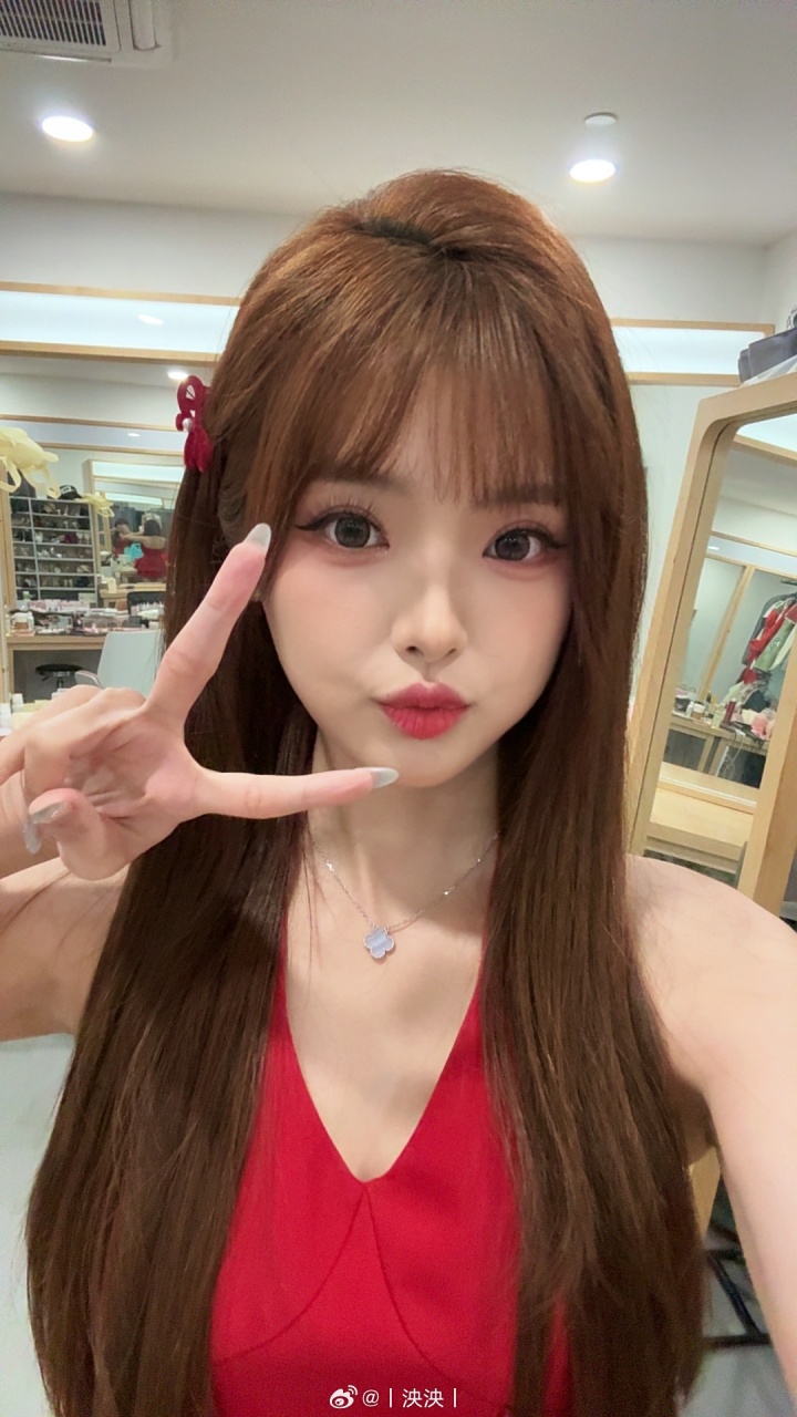 LPL互动女主持人泱泱晒照:春节假期就要结束嘞~准备开工~