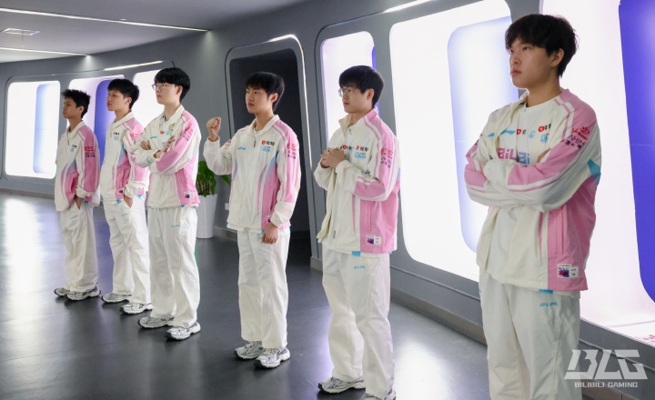 二次元这一块!BLG官方分享赛后海贼王经典站位合影:一步一个脚印!