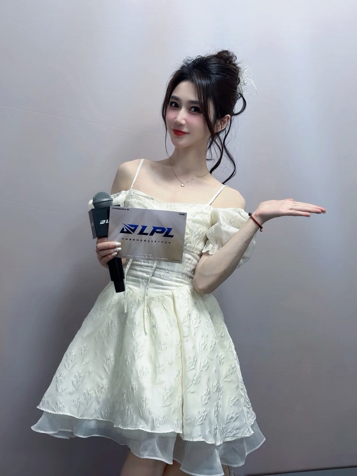 主持小悠珊珊更博晒照:最快的一集!已经闪现到高铁站了