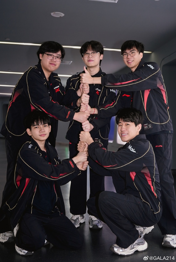 GALA赛后晒JDG全员合影：兄弟们打得好啊，再继续加油
