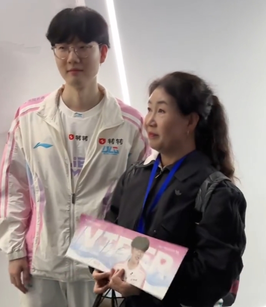 BLG分享视频:Viper妈妈也来到苏州决赛现场,为儿子和BLG加油