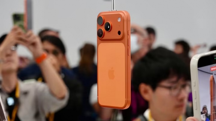 报告显示：2025年全球智能手机产量12.5亿部，苹果与三星并列第一