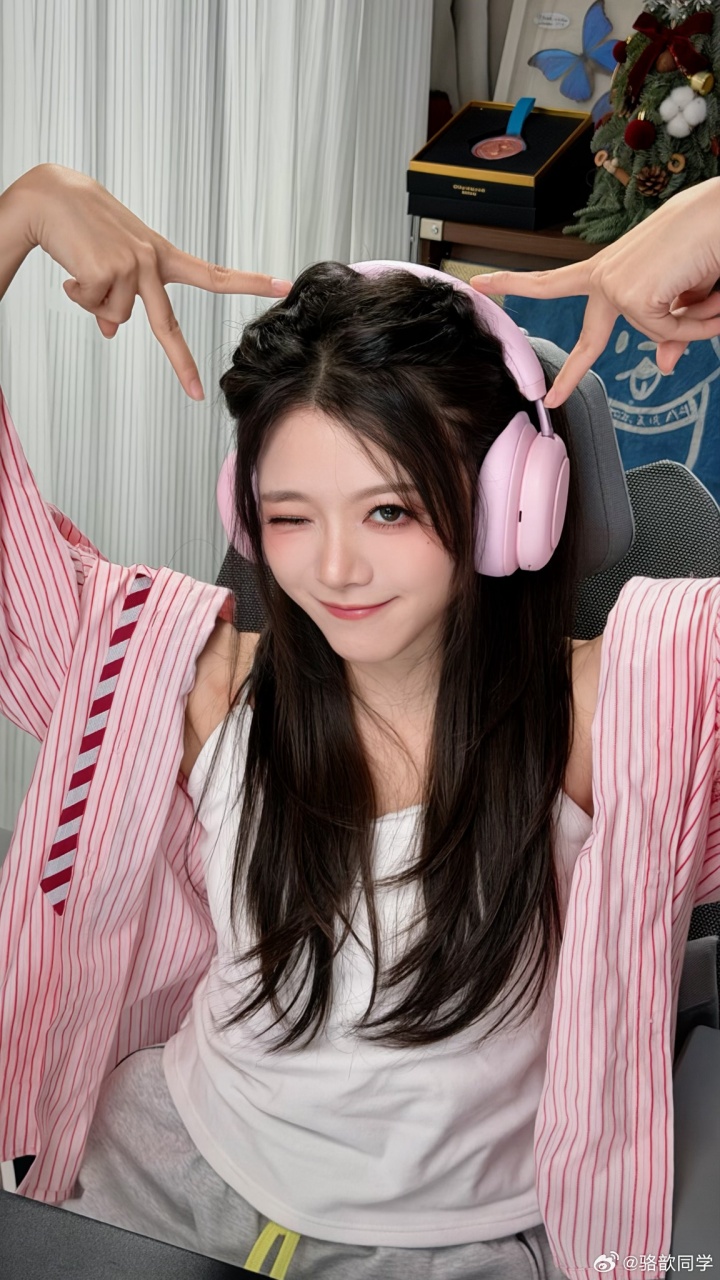 等你下播❤️骆歆更博晒照:你耳机听什么 能不能告诉我~