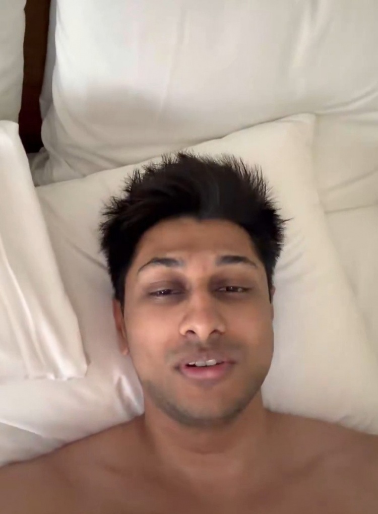 印度上单Dhokla晒照: 我的Faker联名雷蛇鼠标🥲