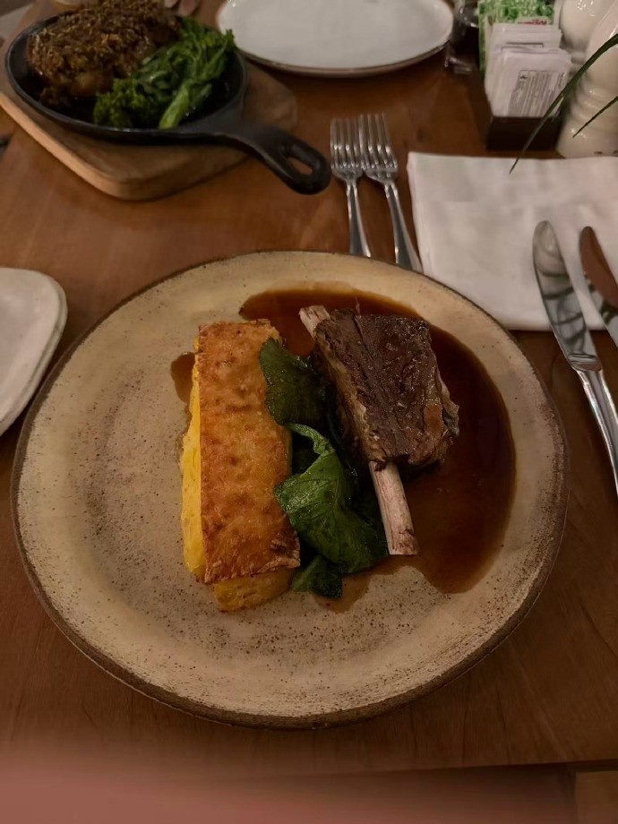 JDG工作人员晒照：落地美食大赏😋 猜猜都是谁吃的