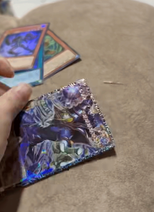 最惨一剪没！玩家失手剪坏价值25万元的卡：直接疯了😂