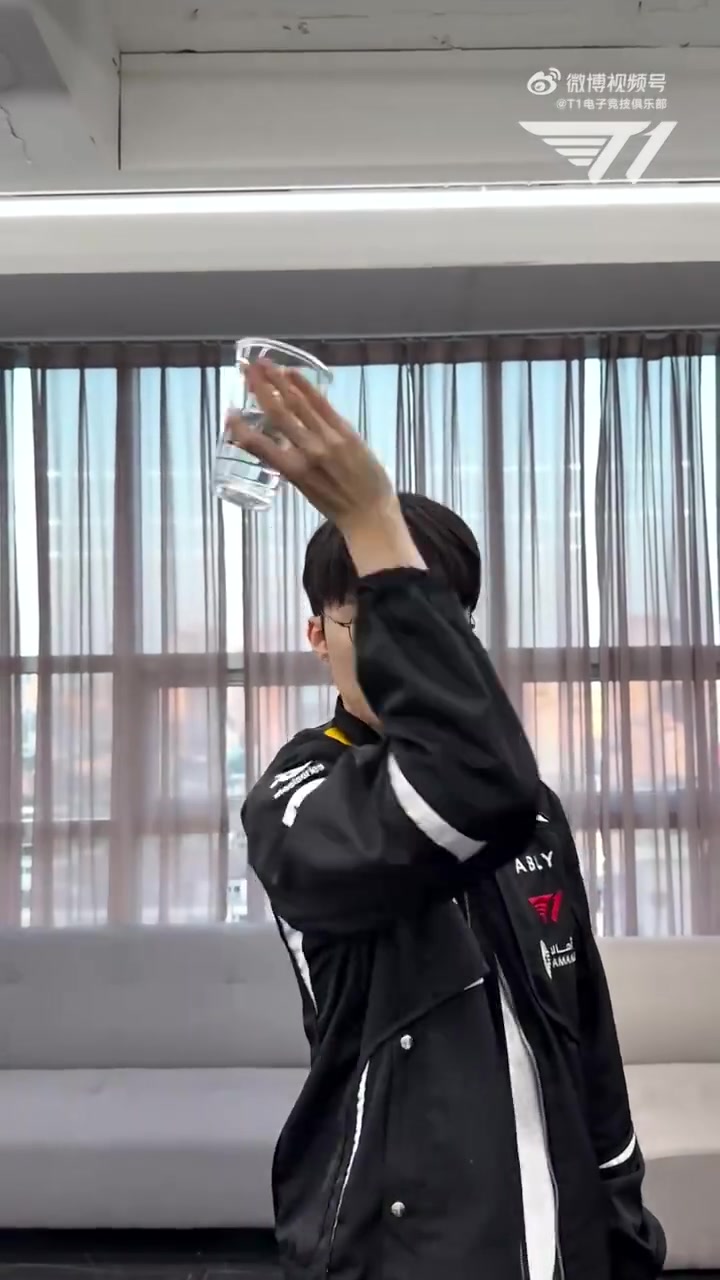 T1分享Faker、Peyz整活：我们选手们喝水都是这样喝的呀