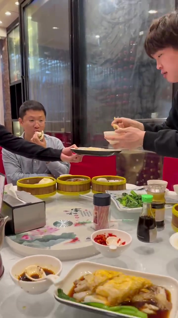 BLG更新视频：到达巴西的选手/工作人员正在吃广式茶点~