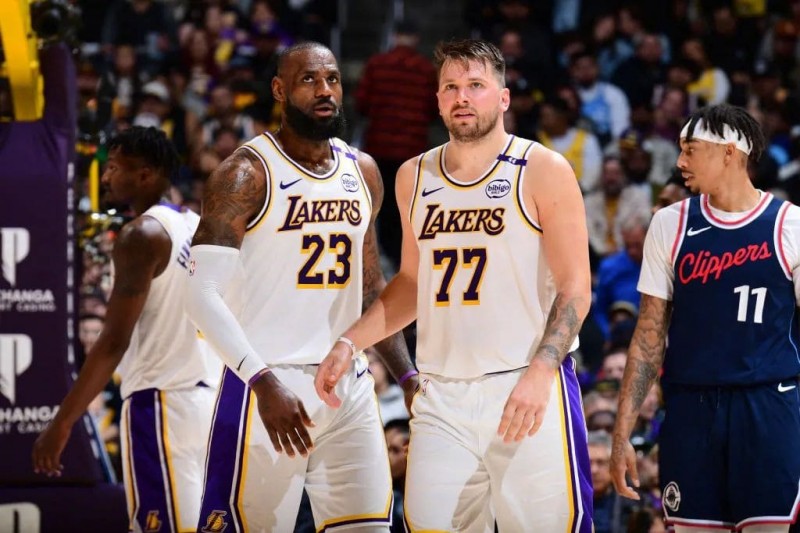 焦点球星连续出场,状态起伏引发热议