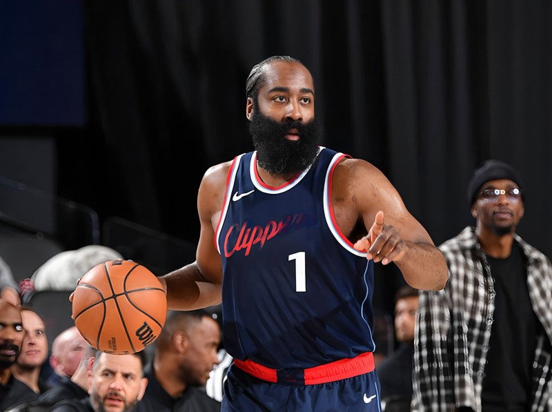 焦点球星连续出场,状态起伏引发热议