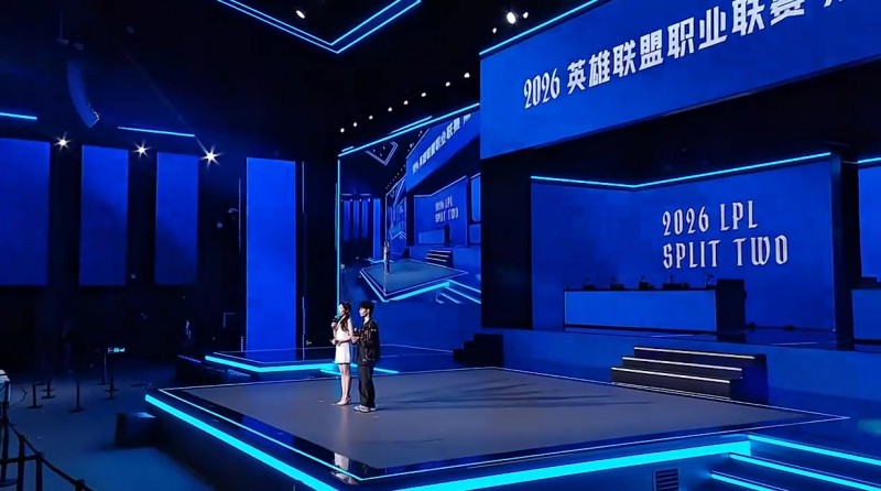 HongQ：Xiaoxu比较想玩蛮王，JunJia想让我用永恩来C