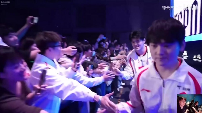 能不能别站哥哥旁边啊！DYS看fengyue净身高195：我们得仰头看！