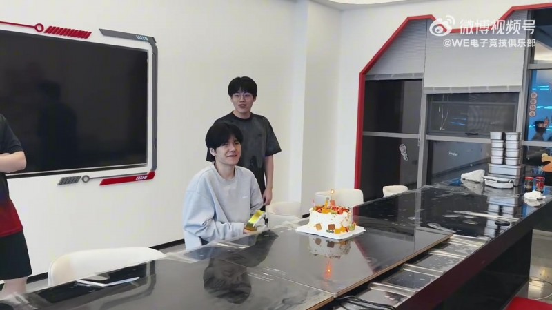 WE官方祝贺About生日快乐：新的一岁继续加油🎂