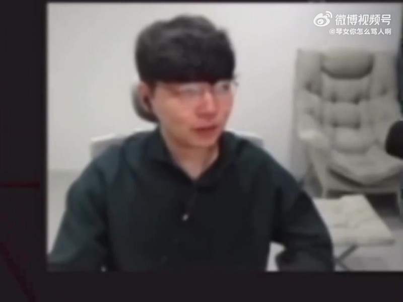 MaRin：最近去T1总部发现Faker像15年那样躺在沙发上，很亲切